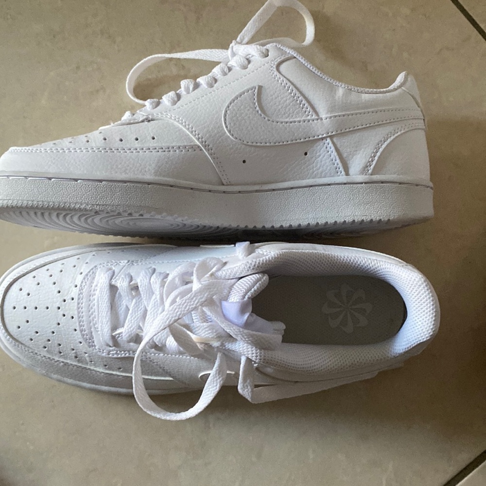 Nike W court vision low color white size 9